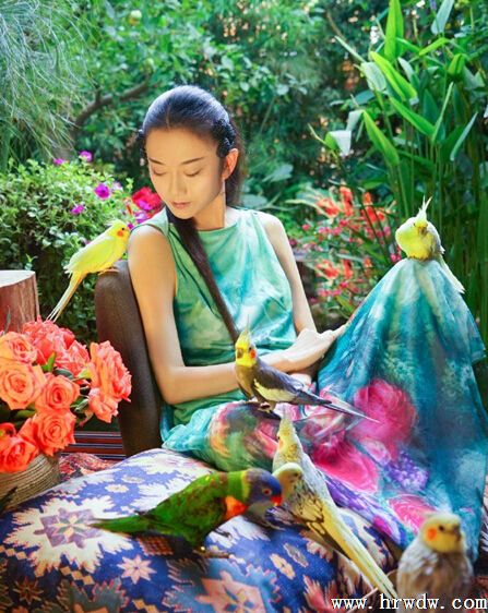 【高清美图】舞蹈家杨丽萍化身花仙子小鸟相伴上演现实版雀之灵