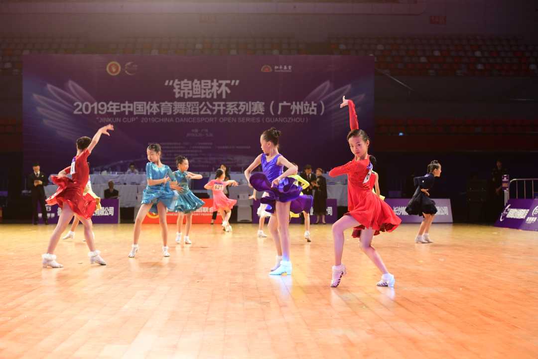 《中国体育舞蹈10年再聚广州！传奇10黄金一代再现，携手共进，阔步向前》